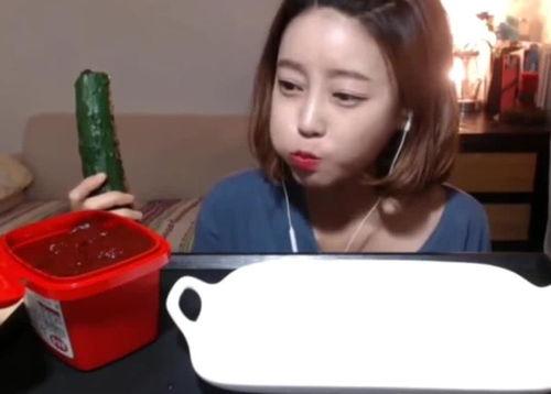 娱乐吃瓜酱美女,揭秘美女生存法则